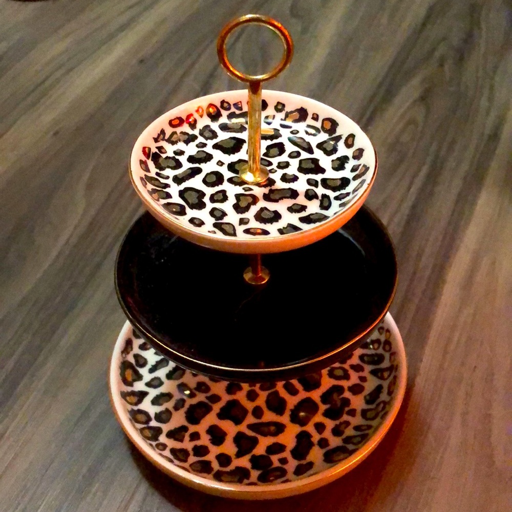 This is a brand new jewelry holder. It’s great for holding any king of jewelry.